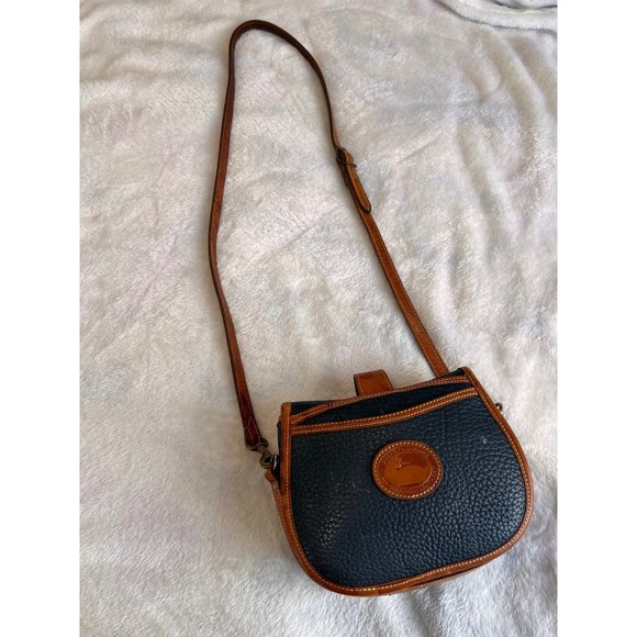 Dooney & Bourke Handbags - Dooney & Bourke vintage crossbody bag